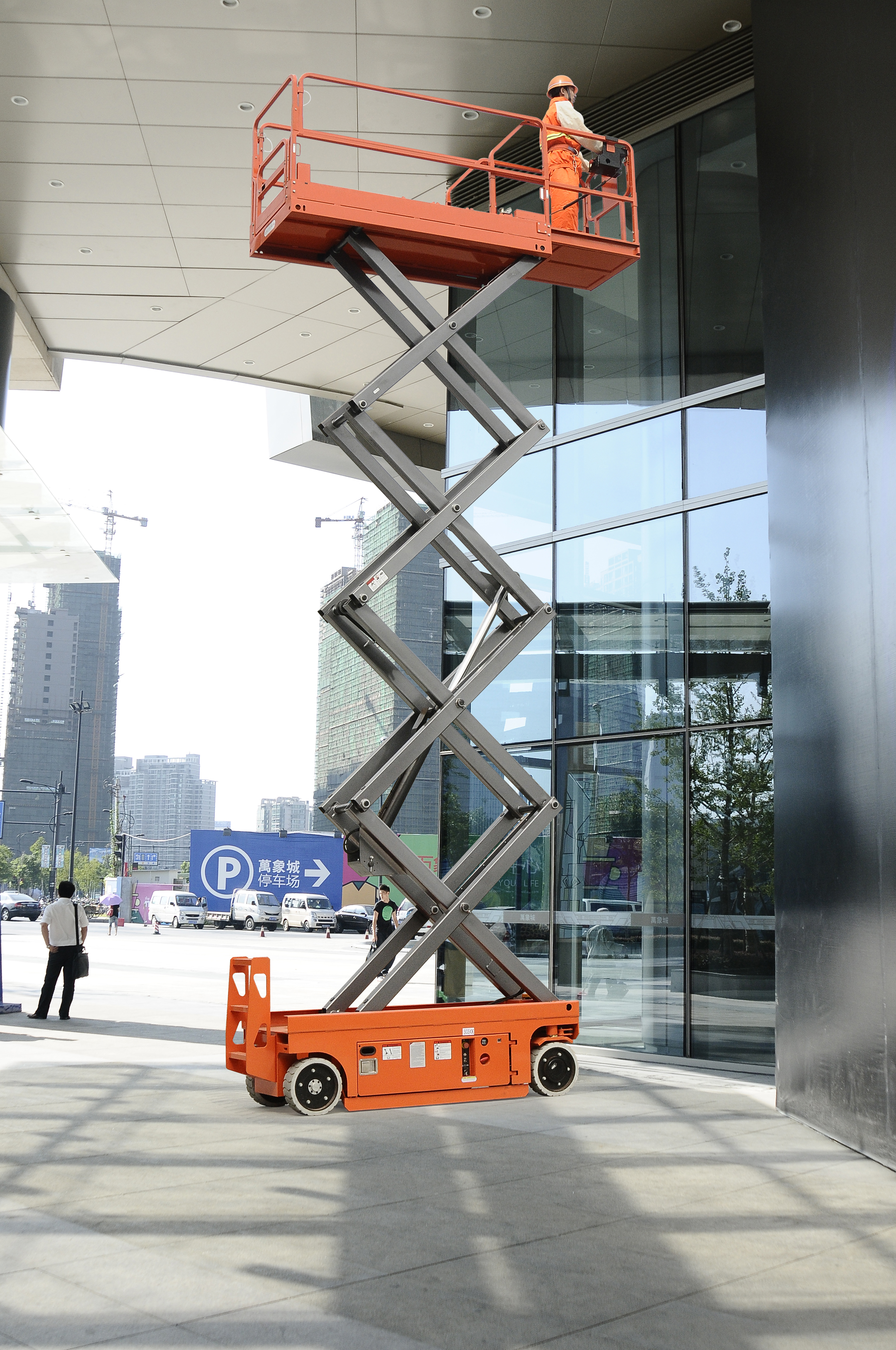 自行剪叉式高空作业平车.jpg 自行剪叉式高空作业平车.jpg